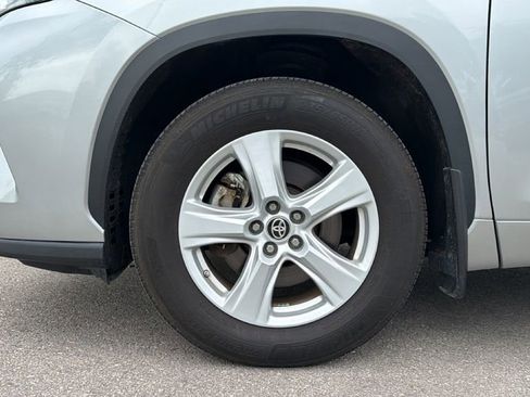 Used 2024 Toyota Highlander LE AWD/4WD image 12