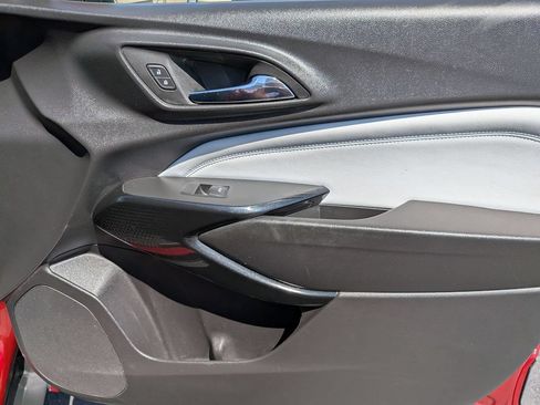 Used 2025 Chevrolet Trax LT w/ LT Convenience Package FWD image 32