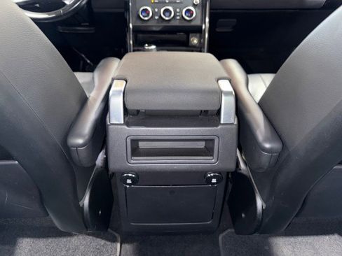 Used 2018 Land Rover Discovery SE image 55