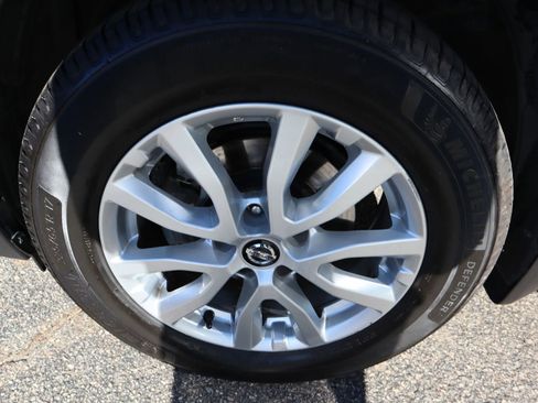 Used 2017 Nissan Rogue SV image 36