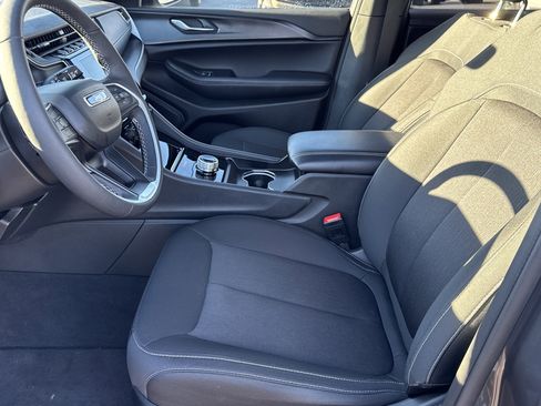 Used 2025 Jeep Grand Cherokee Laredo X w/ Luxury Tech Group I image 9