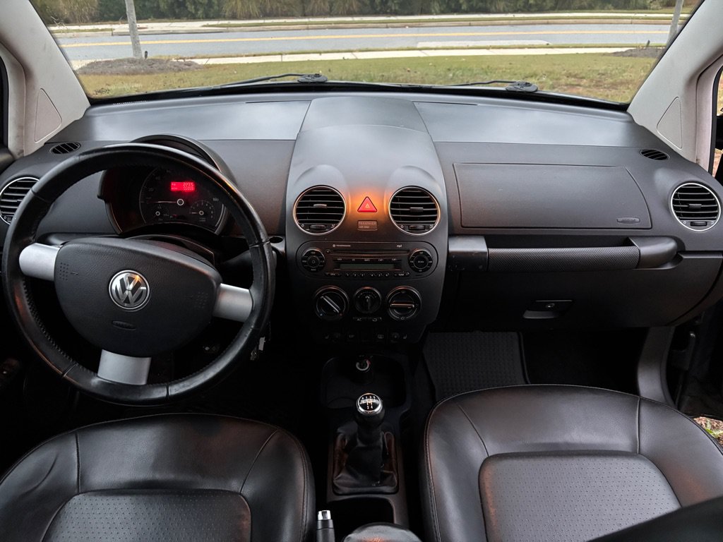 Used 2009 Volkswagen Beetle S FWD image 4
