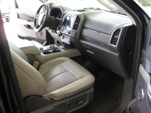 Used 2018 Ford Expedition XLT w/ Equipment Group 202A AWD/4WD image 38
