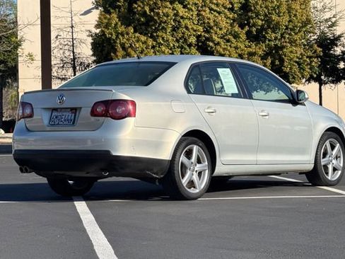Used 2010 Volkswagen Jetta Limited Edition image 5