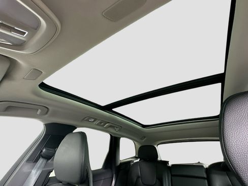 Certified 2022 Volvo XC60 B5 Momentum w/ Advanced Package image 22