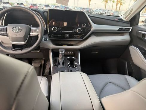Certified 2025 Toyota Highlander Limited FWD image 14