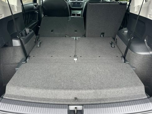 Used 2023 Volkswagen Tiguan SE w/ Panoramic Sunroof Package FWD image 16