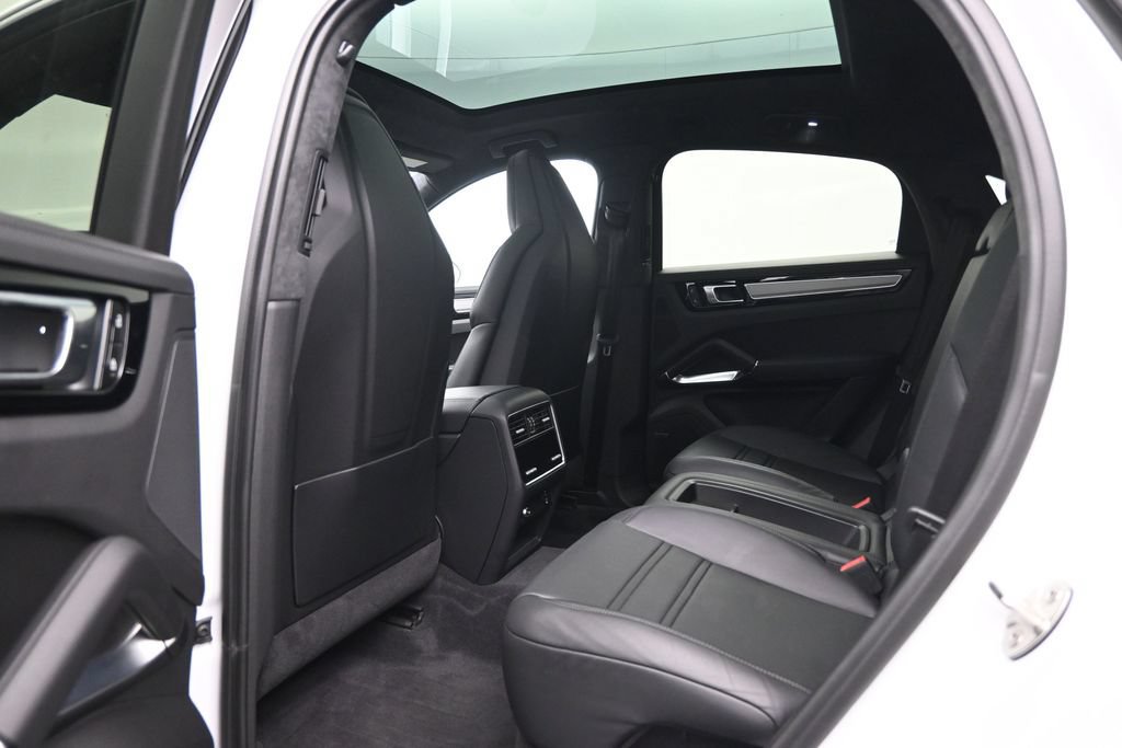 Used 2023 Porsche Cayenne Turbo AWD/4WD image 25