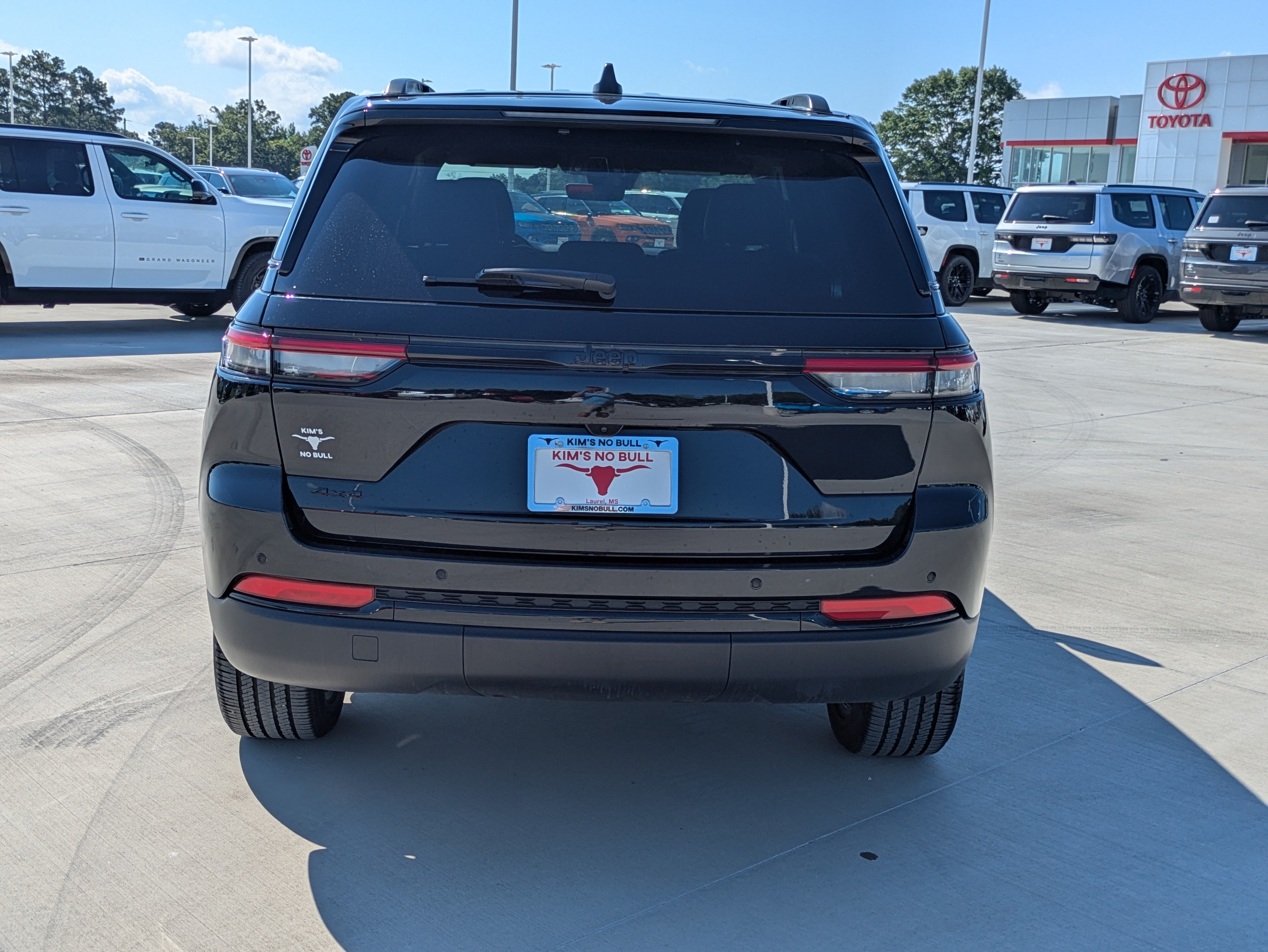 Used 2025 Jeep Grand Cherokee Altitude AWD/4WD image 4