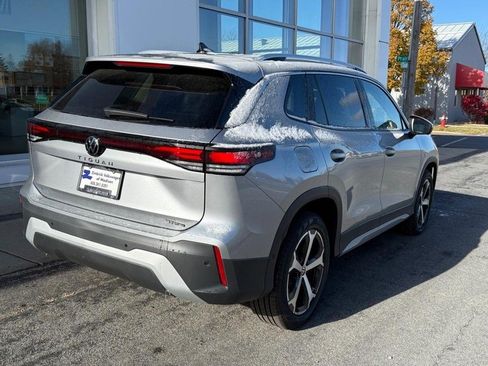 New 2025 Volkswagen Tiguan SE image 3