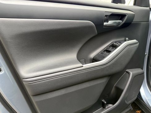 Used 2023 Toyota Highlander XLE image 14