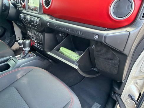 Used 2022 Jeep Wrangler Unlimited Rubicon w/ Dual Top Group AWD/4WD image 35