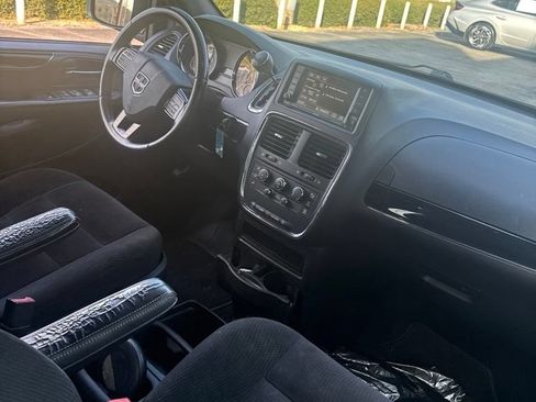 Used 2016 Dodge Grand Caravan SE FWD image 12