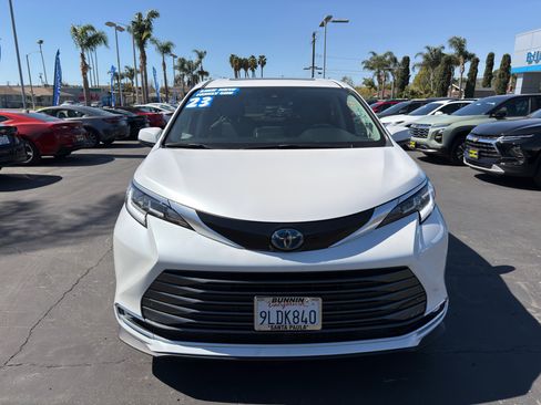 Used 2023 Toyota Sienna Limited image 3
