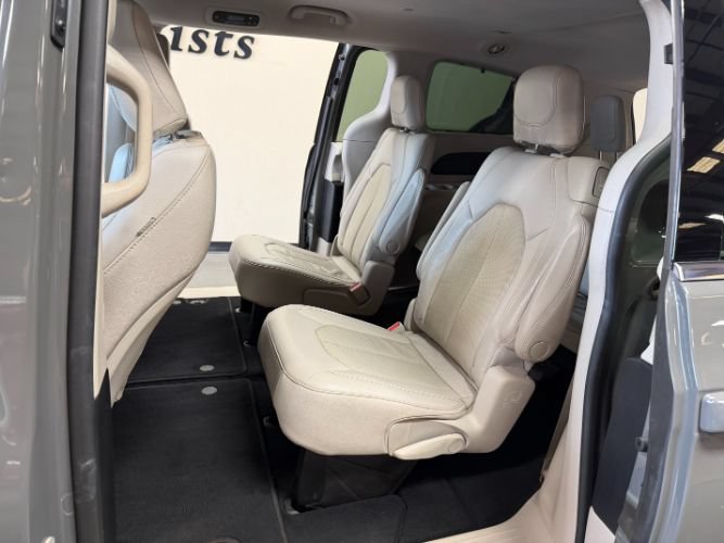 Used 2021 Chrysler Pacifica Touring-L FWD image 26