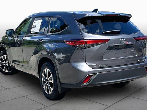 Used 2023 Toyota Highlander XLE AWD/4WD image 12