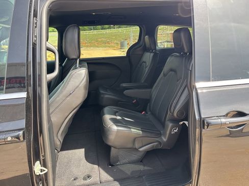 Used 2025 Chrysler Pacifica Select FWD image 10