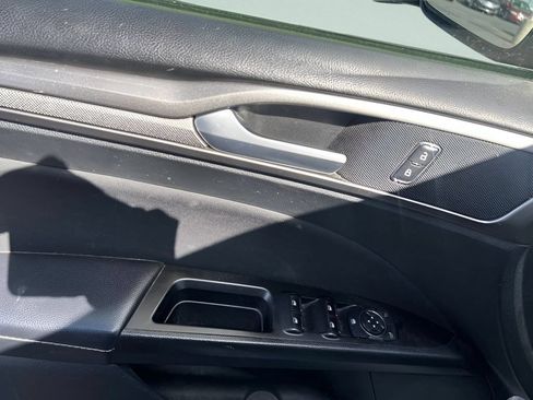 Used 2017 Ford Fusion SE w/ Fusion SE Technology Package FWD image 18
