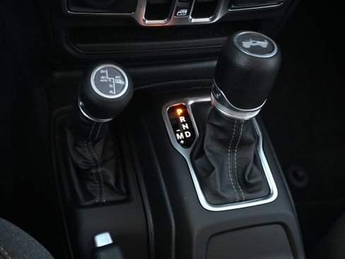 Used 2025 Jeep Wrangler Unlimited Sahara AWD/4WD image 26