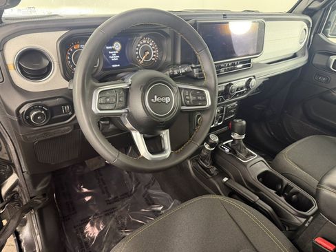Used 2025 Jeep Wrangler Unlimited Sahara AWD/4WD image 15