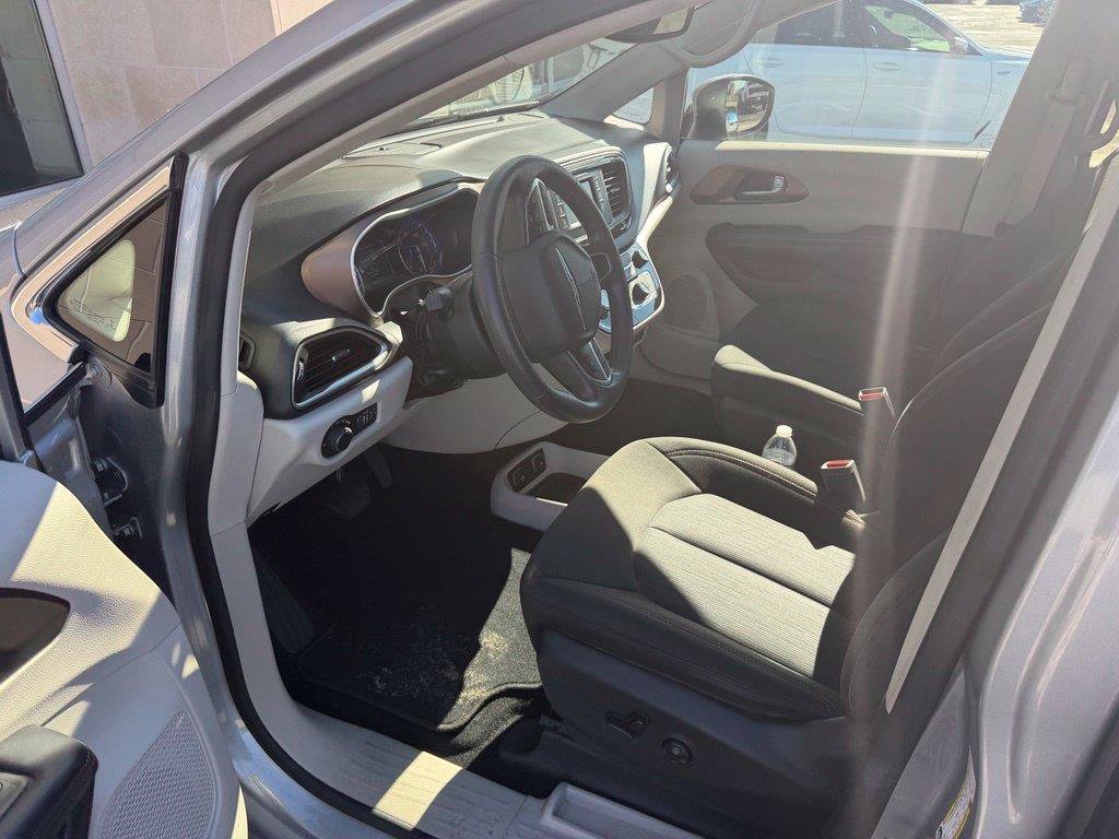 Used 2017 Chrysler Pacifica Touring FWD image 12
