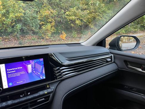 Used 2025 Toyota Camry LE image 31