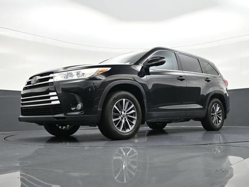 Used 2019 Toyota Highlander XLE image 24