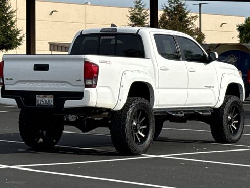 Used 2018 Toyota Tacoma SR image 5