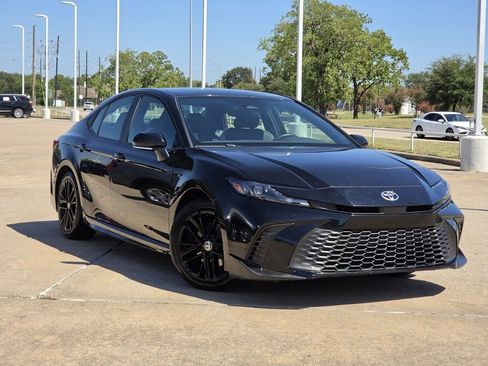Used 2025 Toyota Camry SE FWD image 2