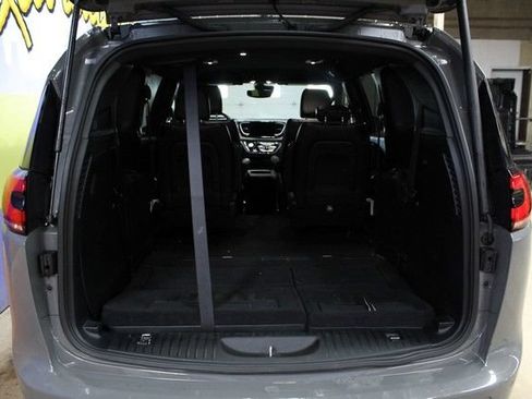 Used 2025 Chrysler Pacifica Select FWD image 5