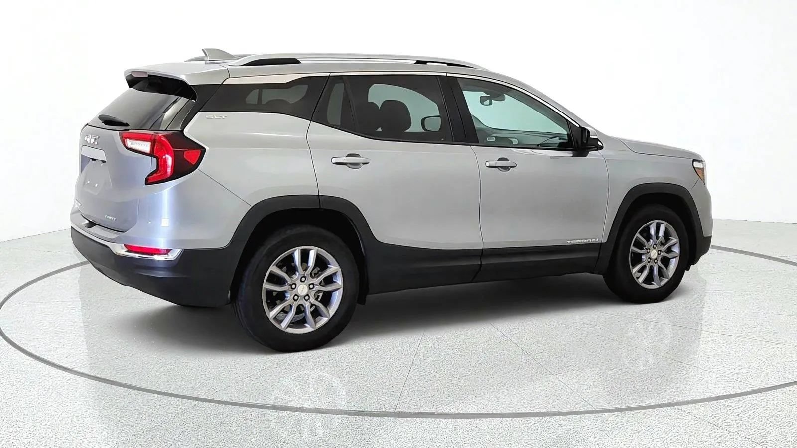 Used 2024 GMC Terrain SLT AWD/4WD image 9