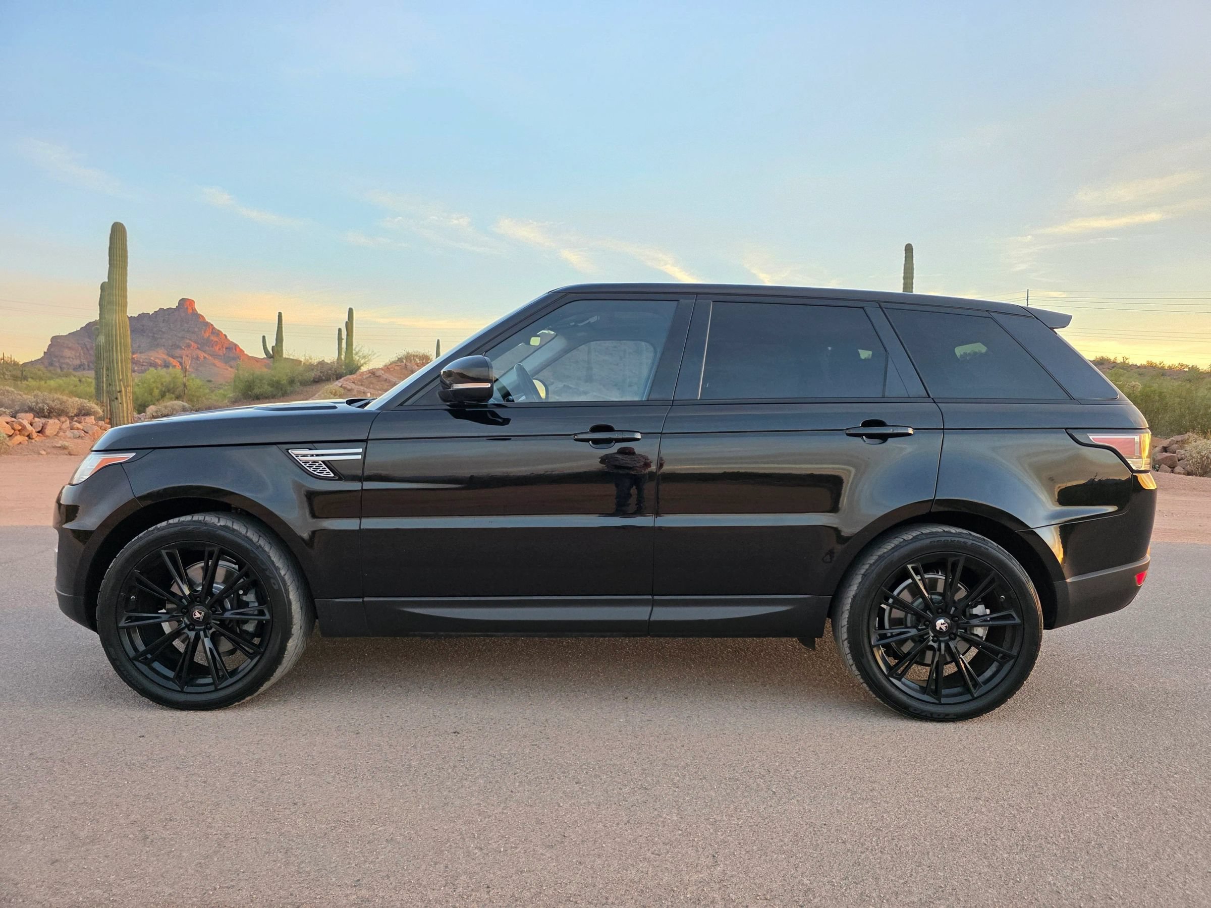 Used 2017 Land Rover Range Rover Sport HSE AWD/4WD image 2
