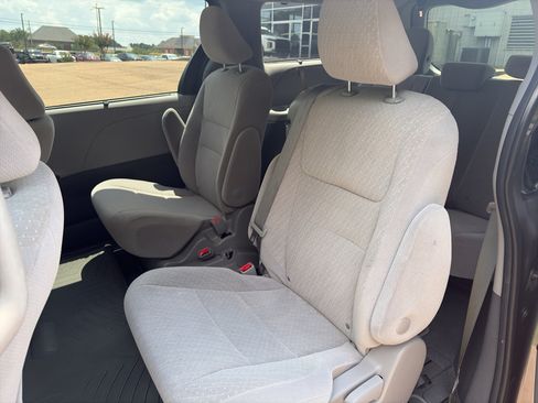 Used 2020 Toyota Sienna LE w/ LE Preferred Package FWD image 17