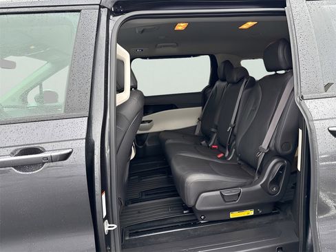 Used 2024 Kia Carnival EX image 16