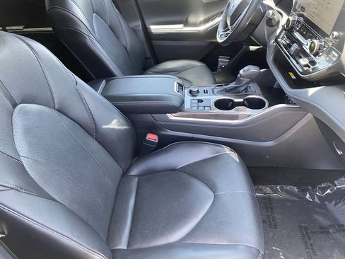 Certified 2024 Toyota Highlander Limited AWD/4WD image 16