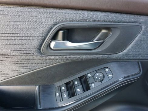 Used 2023 Nissan Rogue SV image 4