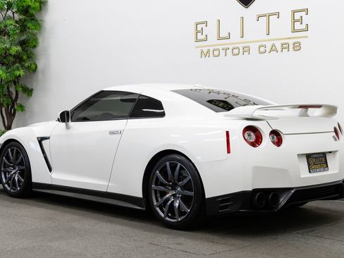 Used 2016 Nissan GT-R Premium AWD/4WD image 3