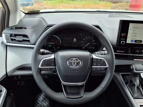 Used 2026 Toyota Sienna XLE FWD image 17