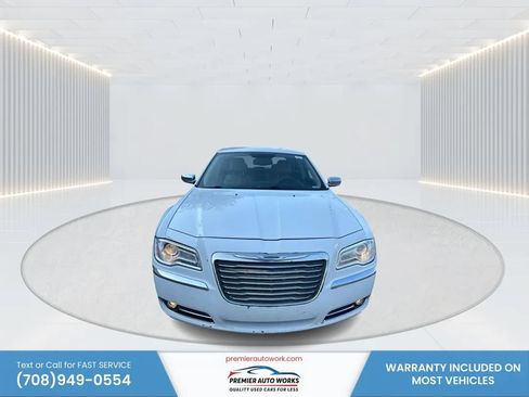 Used 2011 Chrysler 300 Limited RWD image 2