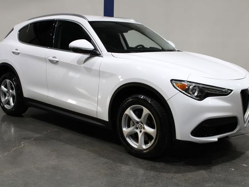 Used 2018 Alfa Romeo Stelvio Base image 2
