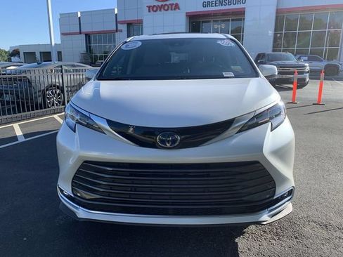 Used 2023 Toyota Sienna Limited FWD image 3