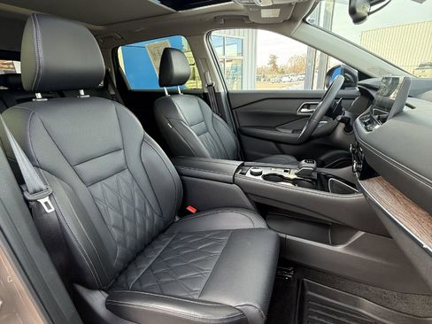 Used 2024 Nissan Rogue Platinum image 8