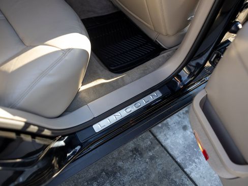 Used 2009 Lincoln Town Car Signature Limited image 36