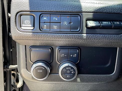 Used 2024 GMC Yukon Denali RWD image 34