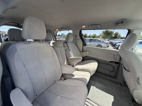 Used 2012 Toyota Sienna LE w/ Towing Pkg FWD image 12