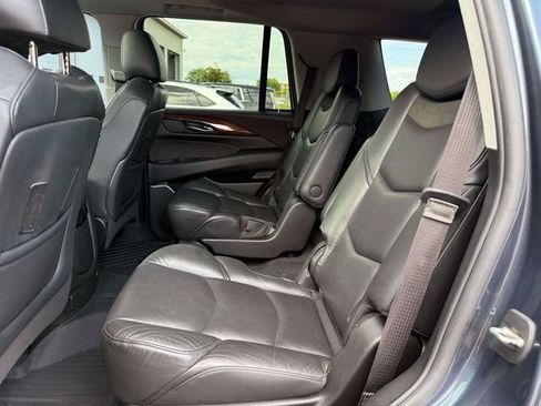 Used 2019 Cadillac Escalade Luxury AWD/4WD image 12