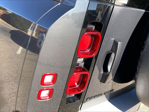 Used 2024 Land Rover Defender 110 SE image 28