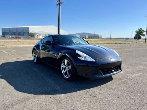 Used 2009 Nissan 370Z Coupe RWD image 3