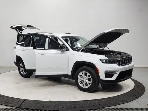 Used 2023 Jeep Grand Cherokee Limited AWD/4WD image 9