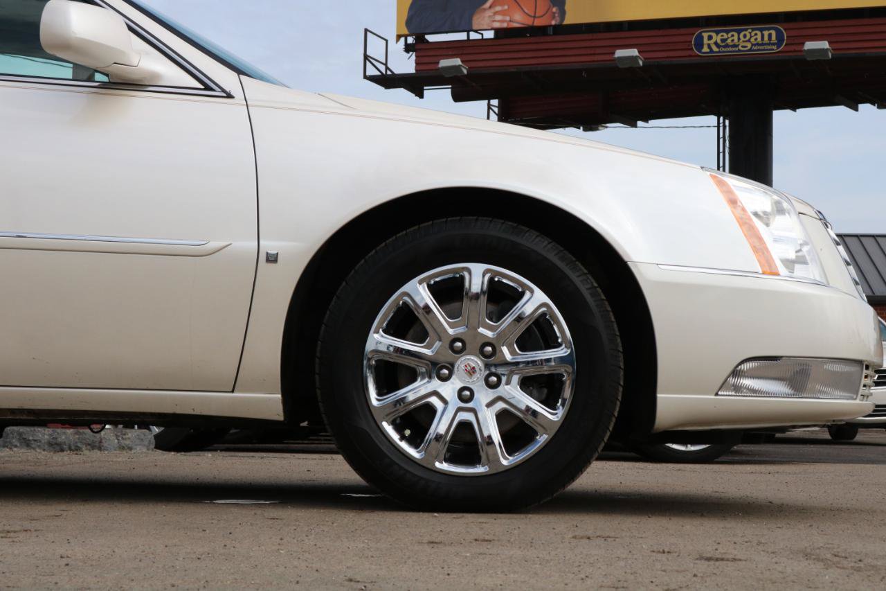 Used 2009 Cadillac DTS w/ Sun And Sound Package FWD image 6